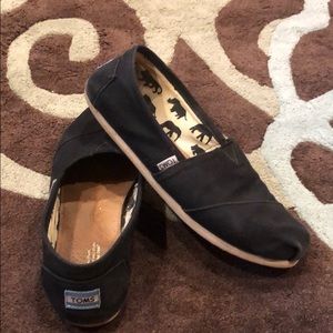 Tom’s cloth slip on flats.